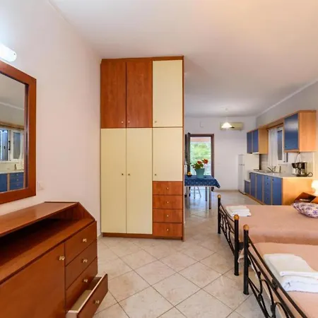 Beachfront House Tolis - *