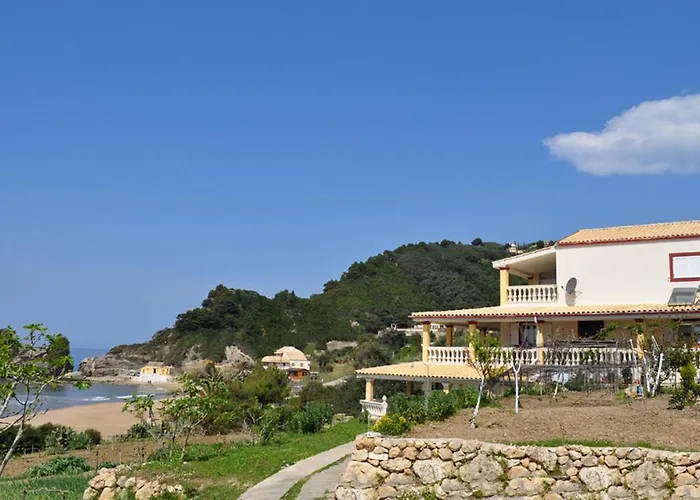 Beachfront House Tolis - *