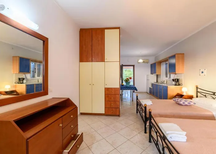 Beachfront House Tolis - *