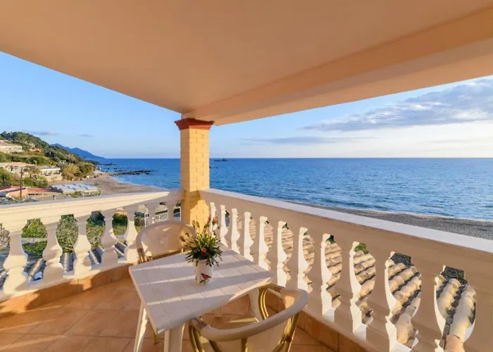 Апартаменты Beachfront House Tolis -